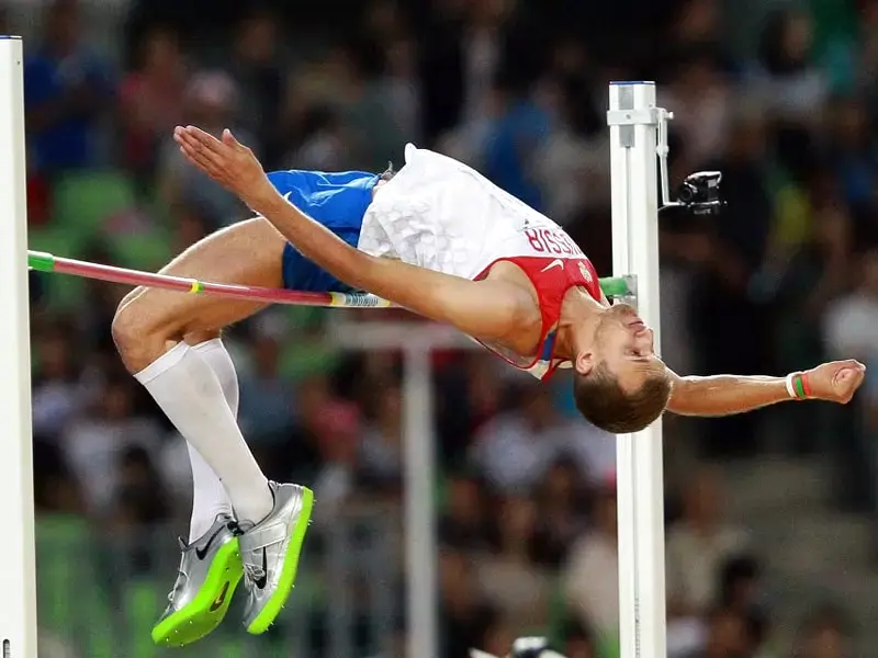 Спортсмен, выполняющий прыжок в высоту